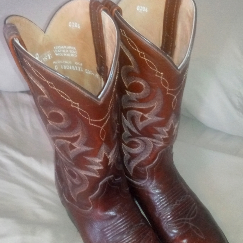 Pair size 8 cowboy boots, worn 2 times, excellent condition, brown leather.